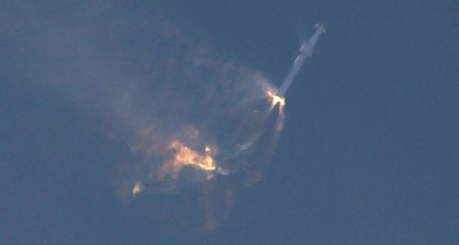 Statek kosmiczny nowej generacji Starship firmy SpaceX, z rakietą Super Heavy na szczycie, skręca się przed eksplozją po starcie z wyrzutni Boca Chica podczas lotu testowego bez załogi w pobliżu Brownsville w Teksasie, USA, 20 kwietnia 2023 r.