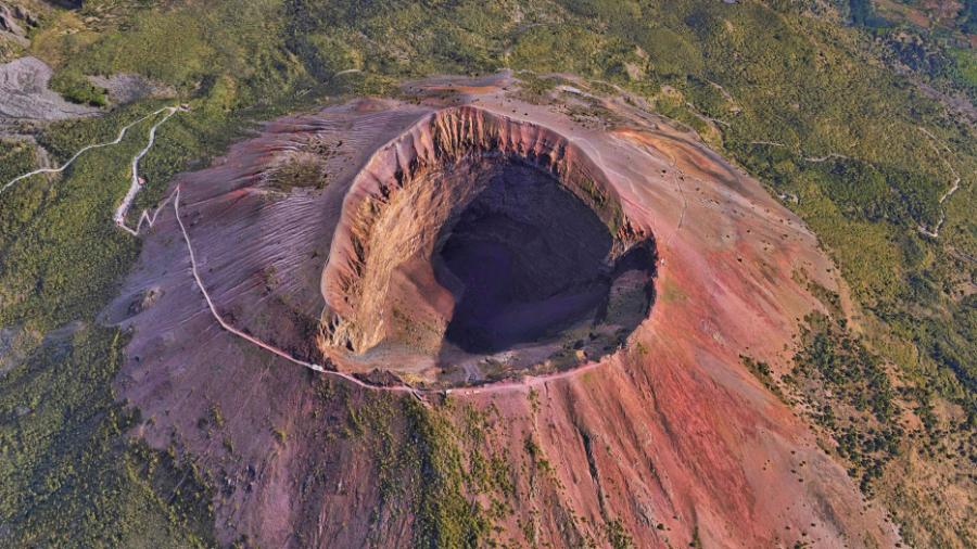 Krater Wezuwiusza z wiodącą ku niemu ścieżką wydeptaną przez turystów – rocznie ­przybywają ich tu ponad 2 mln.