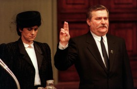 22 grudnia 1990 r. Lech Wałęsa w towarzystwie żony Danuty składa przysięgę przed Zgromadzeniem Narodowym