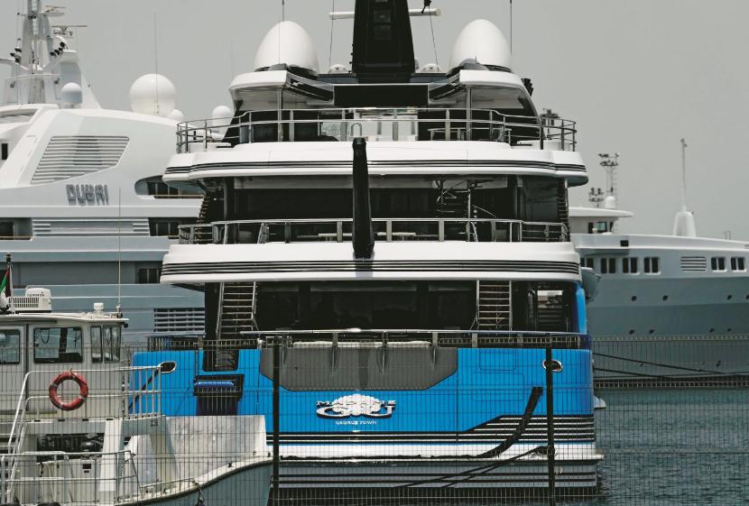 Jacht Madame Gu, należący do oligarchy i posła Andrieja Skocza, bezpiecznie cumuje w Dubaju.