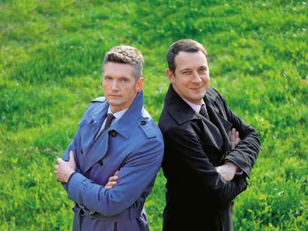 Mateusz Trojan, dziennikarz, i Jakub Cupriak-Trojan, prawnik, pszczelarz, miłośnik gór. Poznali się w 2006 r. w Warszawie, ślub wzięli w 2018 r. w Berlinie.