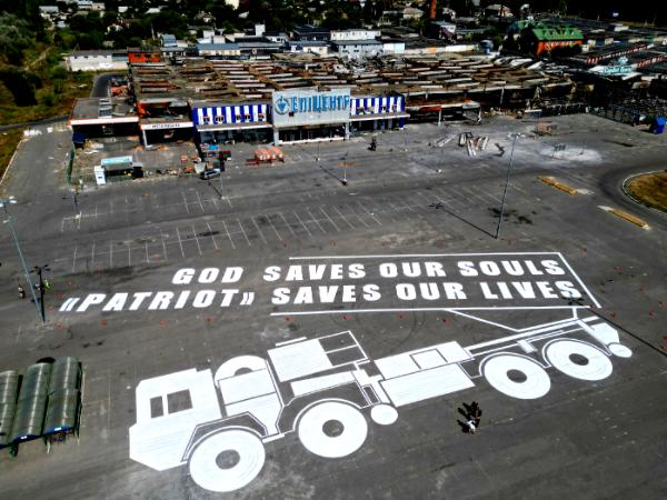 Graffiti przedstawiające wyrzutnię rakiet Patriot w pobliżu centrum handlowego w Charkowie, sierpień 2024 r.