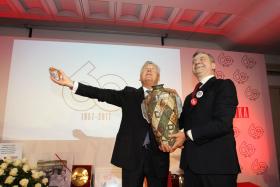 Redaktor naczelny Jerzy Baczyński i były prezydent Aleksander Kwaśniewski symbolicznie uwalniają ducha zespołu redakcji.