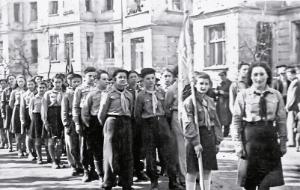 Członkowie Ha-Szomer Ha-Cair, młodzieżowej organizacji, części Światowej Organizacji Syjonistycznej, w pochodzie pierwszomajowym, Szczecin, 1947 r.