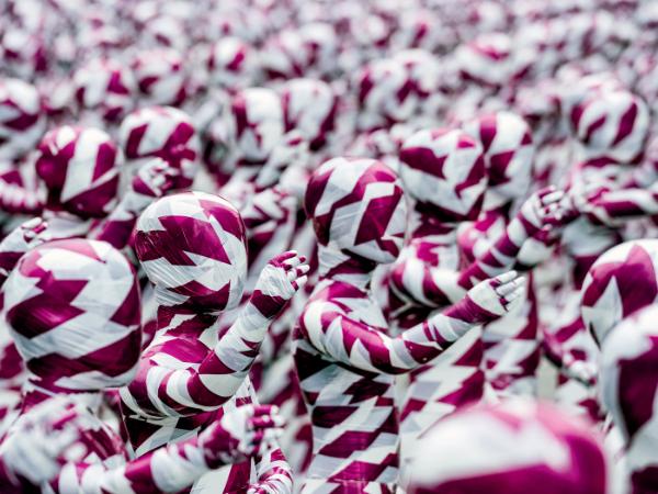 Instalacja „Strzaskane dusze… w morzu ciszy”, ustawiona przed katedrą w Kolonii.