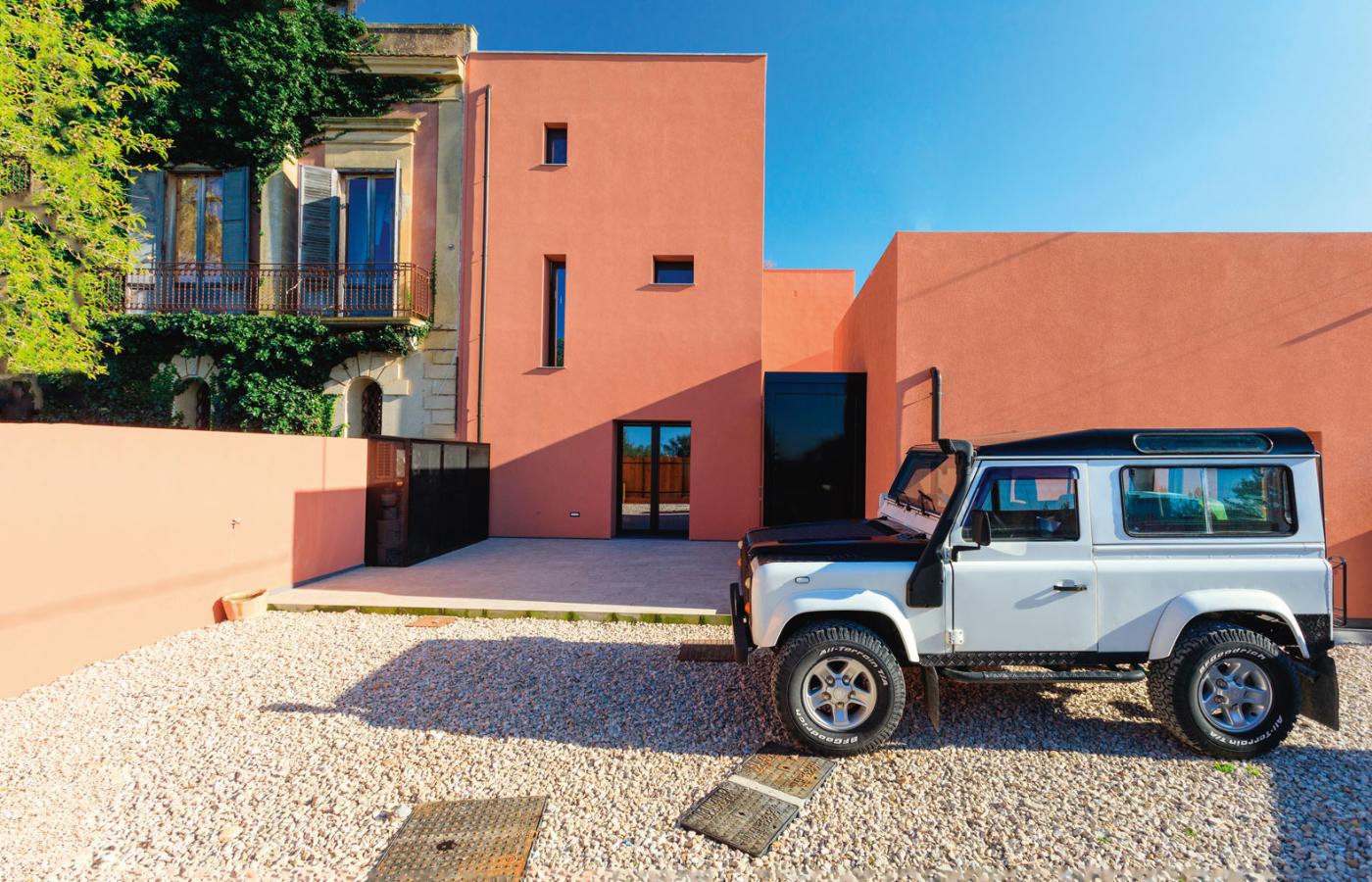 Różowy kolor nie jest kojarzony z nowoczesnymi willami. Jednak Salvatore Oddo, autor przebudowy, postawił na tę barwę, bo występuje w tradycyjnych zabudowaniach na Sycylii. Dzięki temu dom lepiej wpisał się w otoczenie.