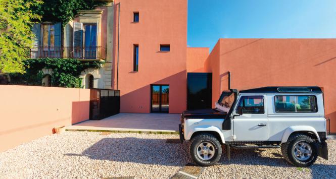 Różowy kolor nie jest kojarzony z nowoczesnymi willami. Jednak Salvatore Oddo, autor przebudowy, postawił na tę barwę, bo występuje w tradycyjnych zabudowaniach na Sycylii. Dzięki temu dom lepiej wpisał się w otoczenie.