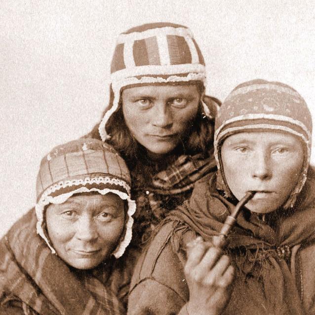 Saamowie zamieszkiwali Skandynawię na długo przed tym, nim wyodrębniły się tam jakiekolwiek państwa. Zdjęcie trzech saamskich kobiet z 1890 r.