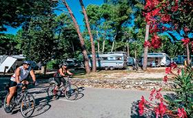 Camping Zaton nieopodal Zadaru w Dalmacji. Dziś styl campingowania bardzo się zmienił, ludzie wybierają już nie namiot, ale domek lub mobile home.