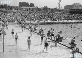 Chwila ochłody na miejskim basenie przy ul. Łazienkowskiej w Warszawie, lipiec 1939 r.