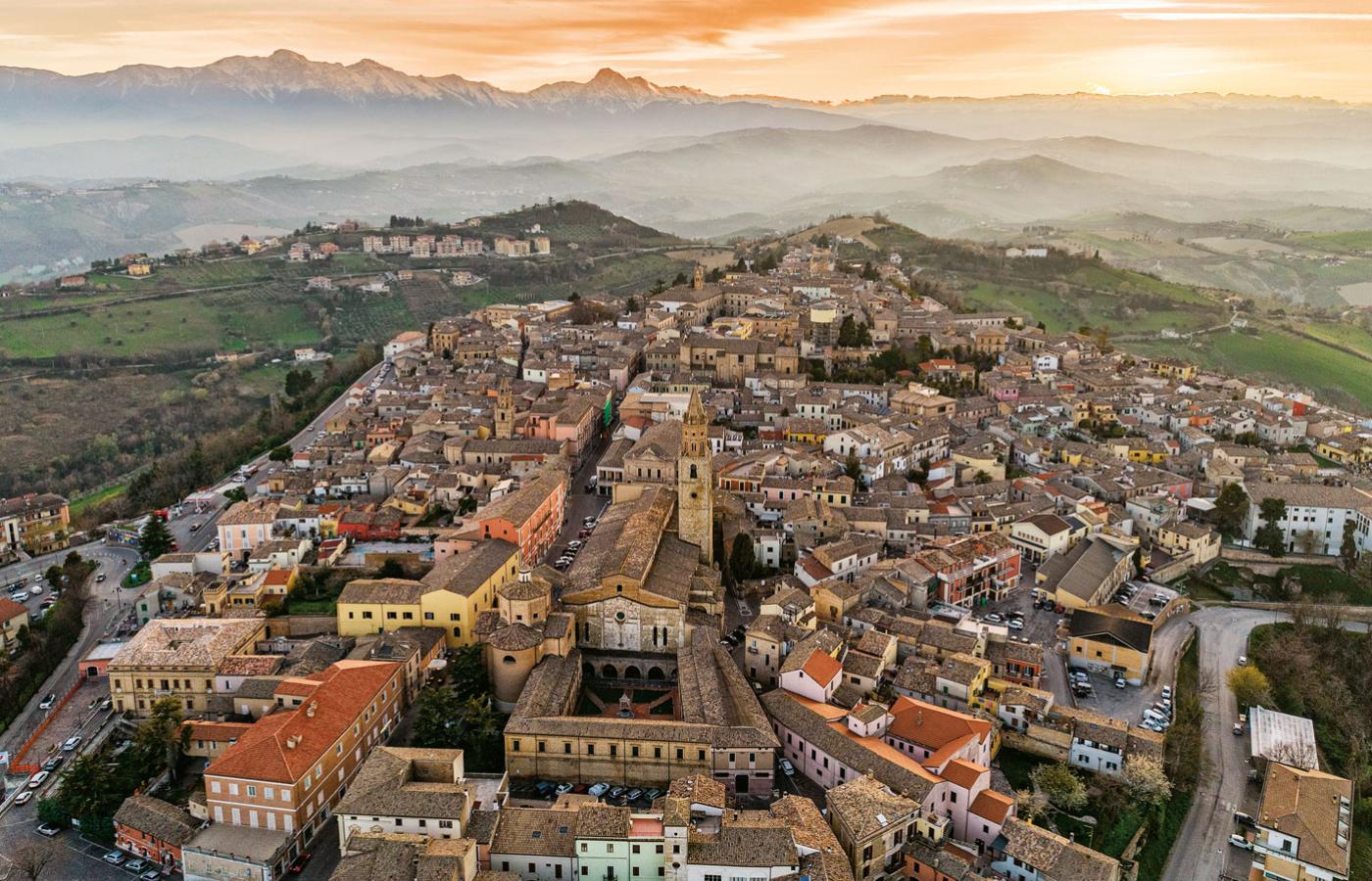 Widok na abruzyjskie miasteczko Atri