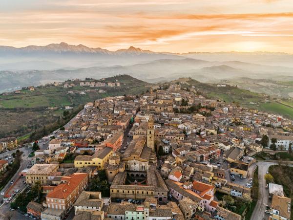 Widok na abruzyjskie miasteczko Atri