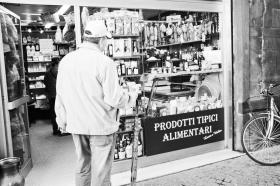 Arcybiskup Neapolu kard. Cresenzio Sepe porównał obecny kryzys do wojny światowej, której ofiarą padają narody i poszczególni ludzie.