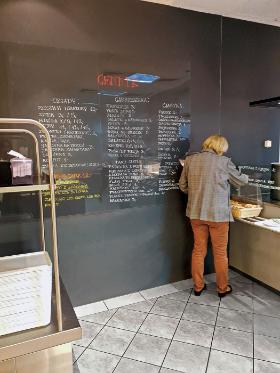 Do prasy wyciekł nowy jadłospis: kotlet plus kapuśniak – 12 zł, flaki – 7 zł…