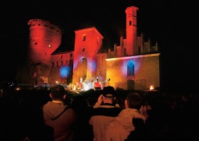 Spektakl na zamku w Reszlu ściągnął wielu turystów i mieszkańców.