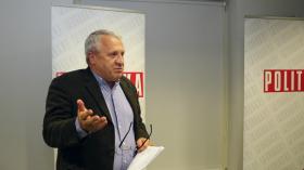 Prof. Wiesław Władyka podczas wygłaszania laudacji.