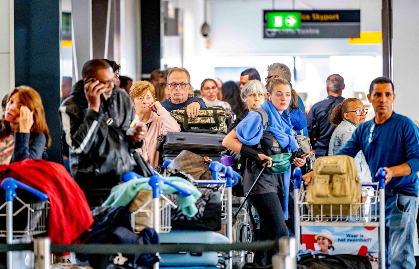 Tłum pasażerów na lotnisku Schiphol w Amsterdamie