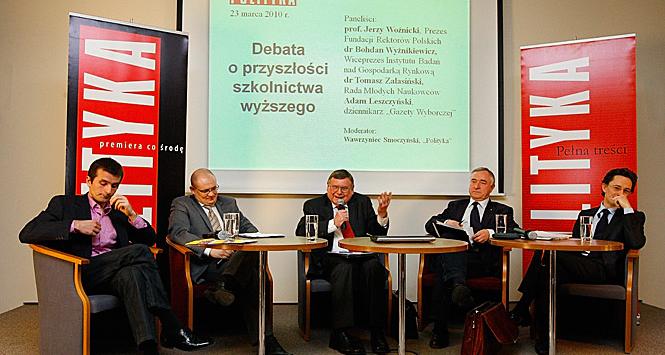 Uczestnicy debaty (od lewej): Adam Leszczyński, Tomasz Zalasiński, Jerzy Woźnicki, Bohdan Wyżnikiewicz oraz prowadzący dyskusję Wawrzyniec Smoczyński z 