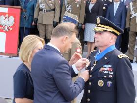 Andrzej Duda odznaczył Orderem Zasługi odchodzącego ze stanowiska dowódcę Sił Lądowych USA w Europie gen. Fredericka „Bena” Hodgesa.