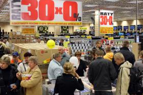 Emeryci, zjednując uczucia rodziny, biorą na raty najmodniejsze, zupełnie im niepotrzebne gadżety.