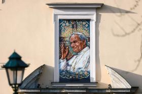 Mozaika w zamurowanym dziś oknie przy Franciszkańskiej 3, w którym pojawiał się Jan Paweł II, by porozmawiać z rodakami podczas kolejnej pielgrzymki.
