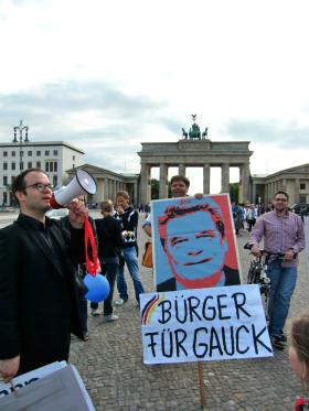 W 2010 r. po nagłej rezygnacji Horsta Köhlera Gauckowi zaproponowano stanowisko prezydenta Niemiec. Z inicjatywą wystąpili jednak socjaldemokraci i Zieloni, a nie Angela Merkel.