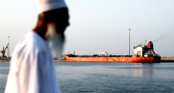 Tankowiec Callisto stoi w Port Sultan Qaboos, z powodu blokady ruchu w cieśninie Ormuz, 12 marca 2026 r.