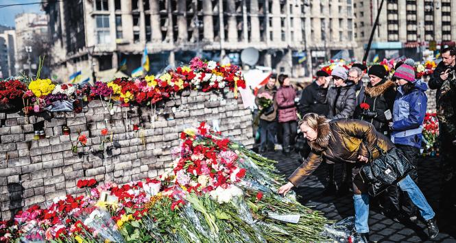 Kijów, mieszkańcy oddają hołd zabitym obrońcom Majdanu.