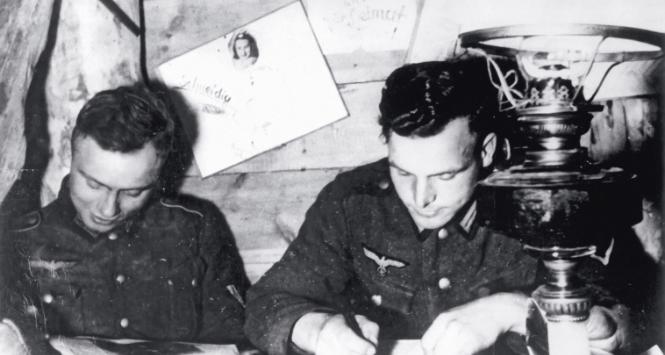 Pisanie listów na froncie w okolicach Leningradu, 1941 r.