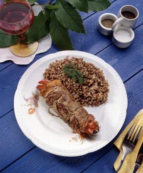 III miejsce - 12,4 proc. głosów. Zrazy zawijane z kaszą gryczaną - w kuchni Radziwiłłów takie zrazy przygotowywano od święta lub gdy spodziewano się gości, którym chciano zaimponować.