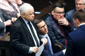 Morawiecki jako dziedzic Kaczyńskiego i wykonawca jego dyrektyw siłą rzeczy reprezentuje główny nurt.