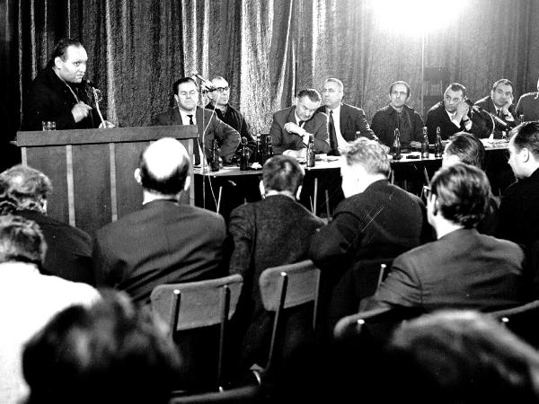 Spotkanie ze strajkującymi pracownikami stoczni w Szczecinie. Za stołem m.in. Piotr Jaroszewicz i Edward Gierek. Gierek pytał: „No, jak my się z sobą nie dogadamy, to kto się w końcu z kim dogada?”.