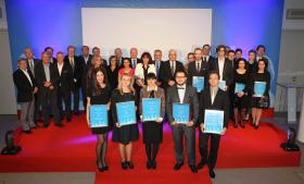 Laureci, finaliści i jurorzy na pamiątkowym zdjęciu z minister Barbarą Kudrycką