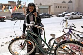 Pierwszy saudyjski film pełnometrażowy „Dziewczynka w trampkach” z 2012 r. opowiada o dziewczynie, która chce jeździć na rowerze, choć prawo jej tego zabrania. W Arabii Saudyjskiej był wyświetlany jedynie przez dwa dni.