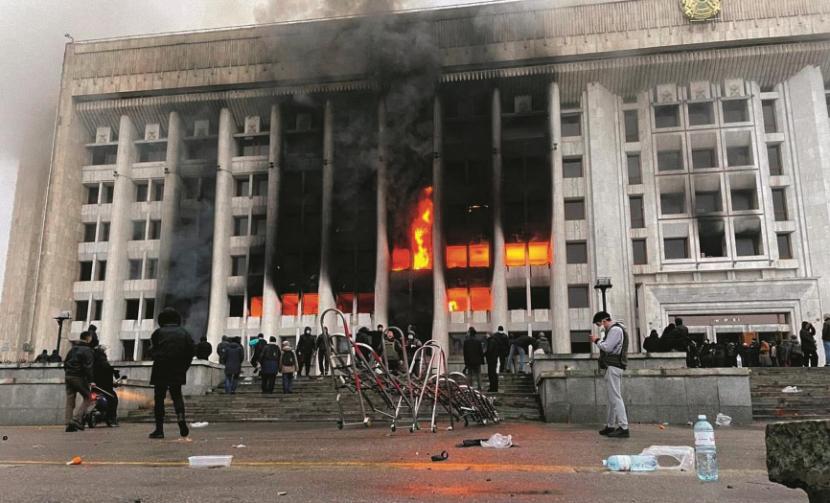 Ałmaty. Manifestanci podpalili budynek władz miejskich (5 stycznia br.).
