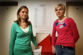 Wybory Samorządowe 2010. Pilaszkow, obwód odrębny w Domu Opiekuńczo-Leczniczym Opatrznosci Bozej. Od lewej: Sylwia Milewska, Renata Oszczyk.