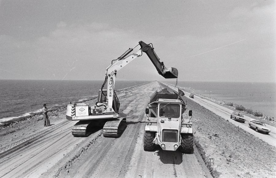 Budowa drogi na tamie Houtribdijk o długości 30 km, która w latach 70. XX w. przegrodziła dawną zatokę morską, a obecnie jezioro Ĳsselmeer.