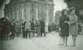 Mieszkańcy Brzegu zgromadzeni pod kościołem, przed interwencją ZOMO.