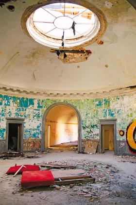 Dom Oficera trafił w polskie ręce w dobrym stanie. Nie znalazł się na liście priorytetów młodego miasta.