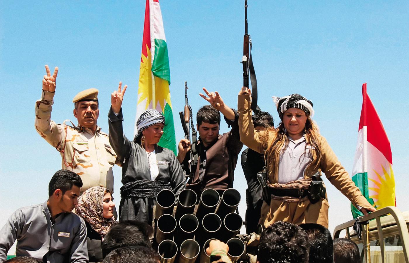 Kurdyjskie wojsko ludowe fetuje wejście do Kirkuku, czerwiec 2014 r.