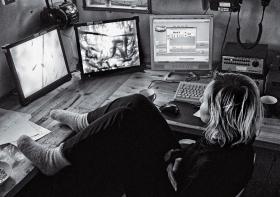 Ania obserwuje czy łososie jedzą ile trzeba.