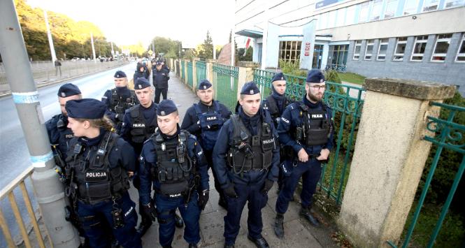 Policja pilnuje spotkania Jarosława Kaczyńskiego z sympatykami w Szczecinie.