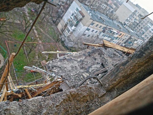 Na frontach większych zmian nie ma, choć zacięte walki trwają. Strony utrzymują swoje położenie przy marginalnych przesunięciach linii frontu w niewielu miejscach.