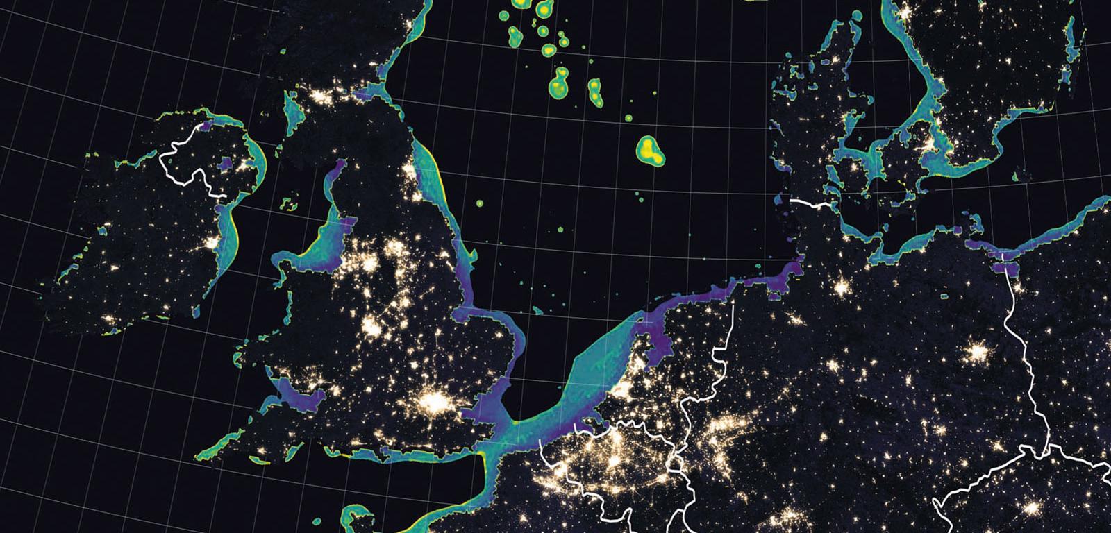 Platformy wiertnicze oraz farmy wiatrowe na Morzu Północnym świecą w nocy niczym wielkie latarnie. Poświata z nich dociera też do brzegów Wielkiej Brytanii (z lewej), Norwegii (z prawej) i innych krajów leżących nad tym akwenem.
Źródło: Joshua Stevens, T.J. Smith i in./Elementa: Science of the Anthropocene.