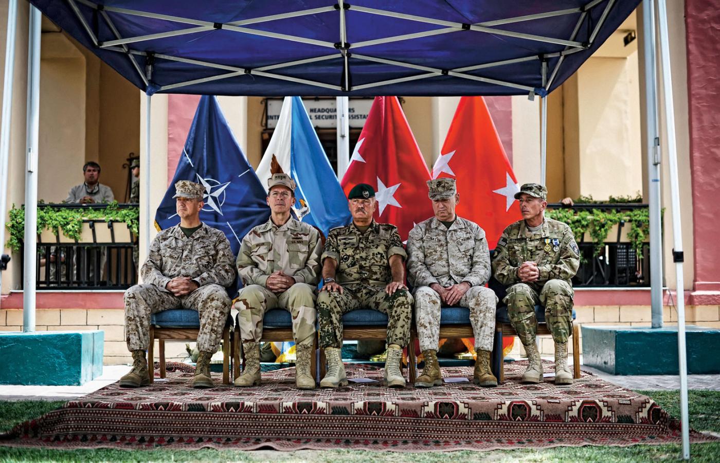 Amerykańscy generałowie podczas uroczystości przekazania władzy nad międzynarodowymi siłami w Afganistanie w 2011 r.: (od lewej) John Allen, Mike Mullen, Wolf Langheld, James Mattis i David Petraeus