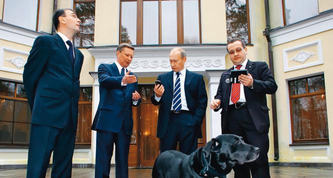 Putin testuje rosyjski system nawigacji satelitarnej GLONASS poprzez urządzenie przyczepione do obroży jego labradorki.
