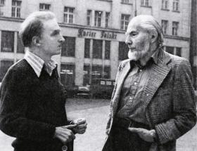 Wacław Gluth-Nowowiejski (z lewej)z Sylwestrem Braunem, fotografem powstania warszawskiego, przed redakcją „Kuriera Polskiego” w 1981 r.