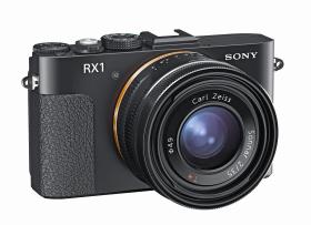 Sony umieściło sensor o rozmiarach pełnej klatki fotograficznej w mieszczącym się w dłoni kompaktowym body.