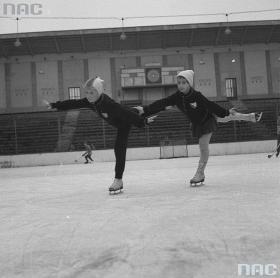 Łyżwy dla zaawansowanych. Dzieci podczas treningu na sztucznym lodowisku Torwaru (jeszcze niezadaszonym). Warszawa, 1960 r.