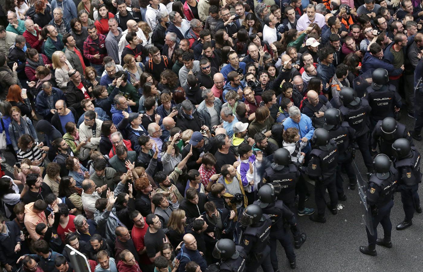 Policja w Katalonii blokuje dostęp do lokali referendalnych.